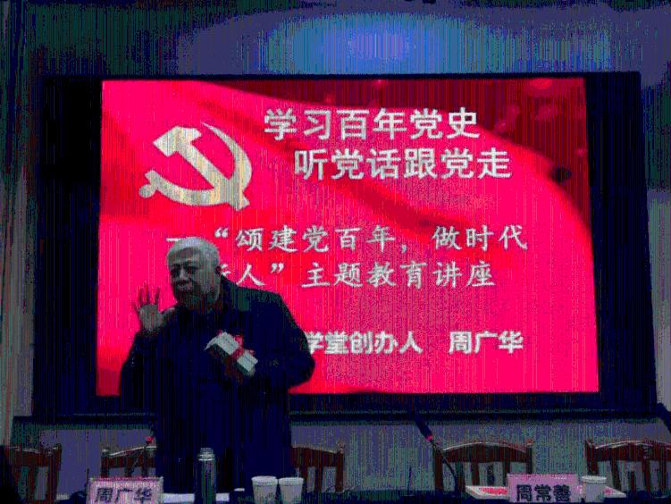 老师带队游哈尔滨将娃忘车上，半个小时后才发现，司机一句话将娃吓成表情包